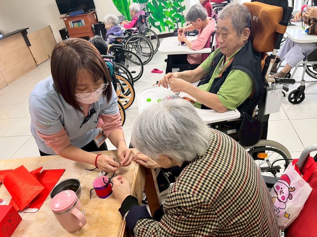 寶特瓶變身叮噹小馬 永春護理之家教導長輩動手創作找回以往的回憶