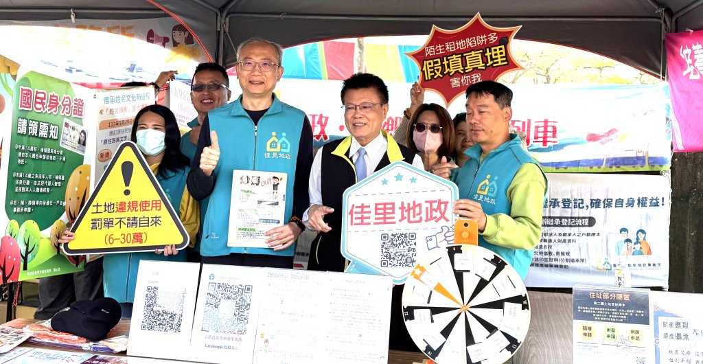 學甲蜀葵花海盛開 佳里地政走入花海宣導土地合法使用