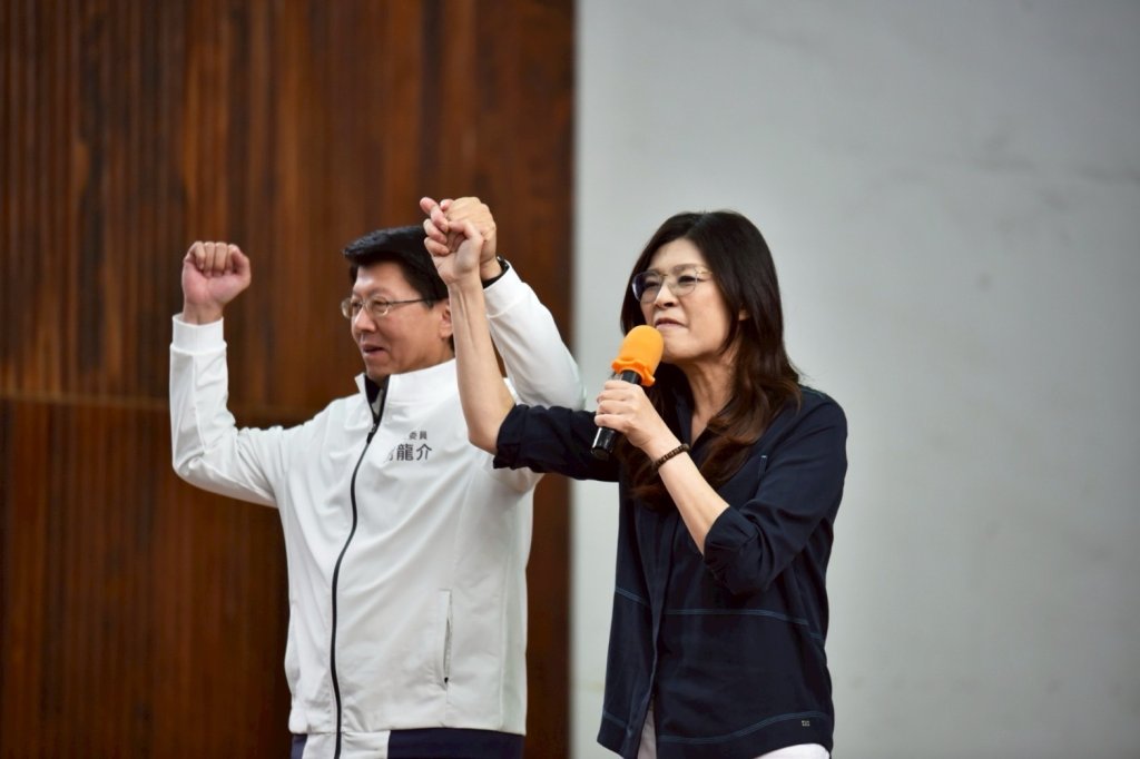 鄭麗文主席赴新營新春團拜 為台南市長參選人謝龍介造勢