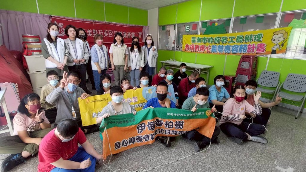 愛心義剪送關懷 勞工局志工義剪行動溫暖院生心