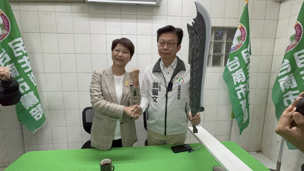 陳亭妃拜會民進黨市黨部 郭國文持屠龍刀籲全力對抗國民黨