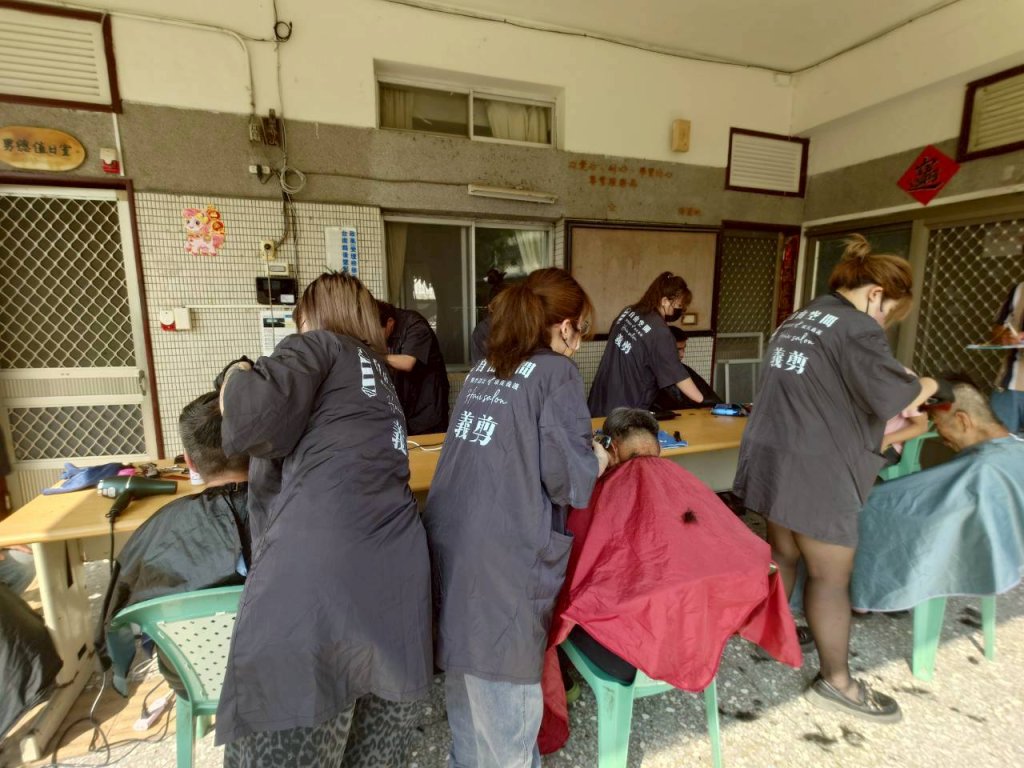 溫暖入心！ 義剪志工為院生與長者剪出笑容