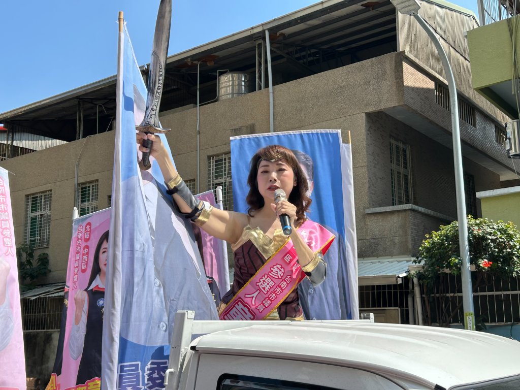 童小芸裝扮神力女超人到國民黨部登記參選市議員 近兩百人陪同支持 