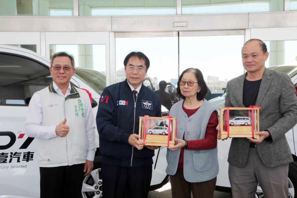 大壹汽車蔡阿珠捐贈2輛復康巴士 黃偉哲感謝守護市民健康與平安