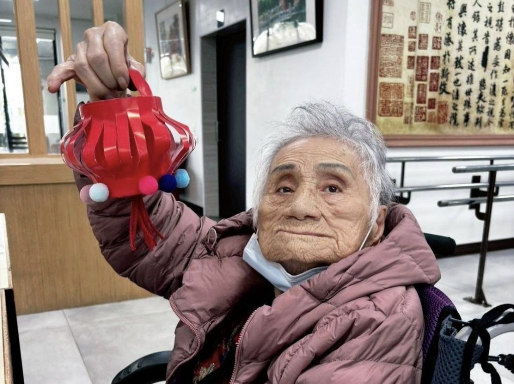 從動手到完成 蘭亭居護理之家以五彩燈籠打造長輩成就感時刻