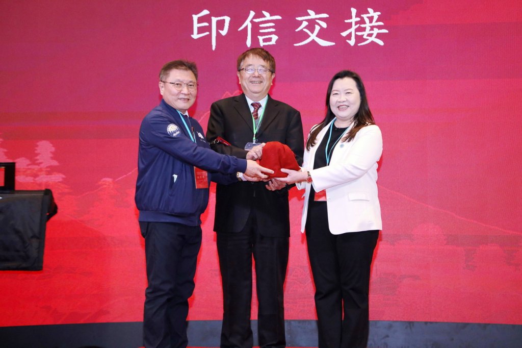 產官學菁英齊聚！興大 EMBA 第九屆理事長交接   楊琇惠接棒續寫產學新篇章