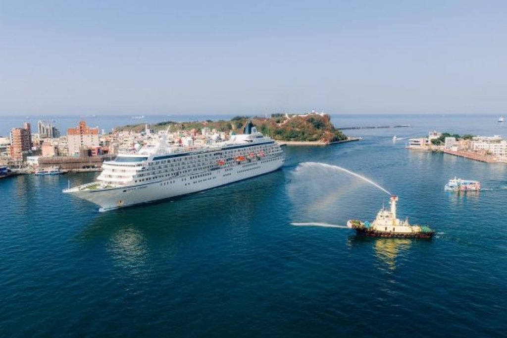 高雄港再迎國際郵輪新面孔 水晶郵輪「水晶合韻號」首航高雄港