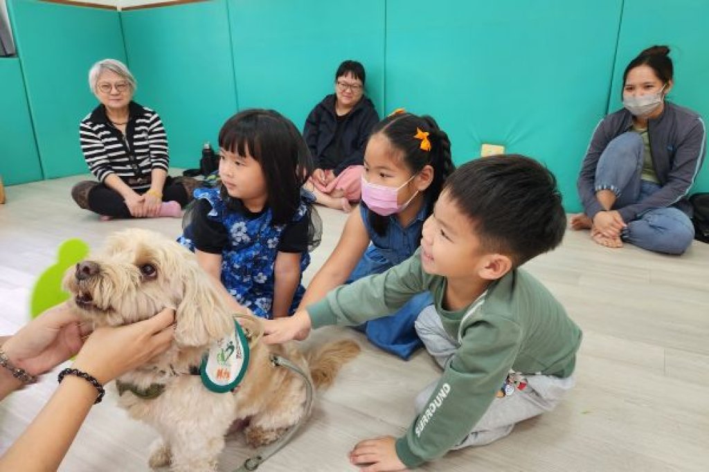 「毛」老師來上課 狗狗進入早療中心找回笑容