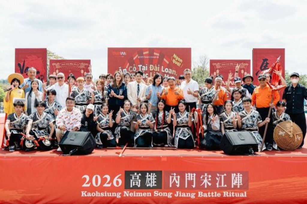 觀光署邀請越南旅客體驗高雄內門辦桌餐 越南臺灣觀光代言人 Isaac 與400位越南旅客同樂