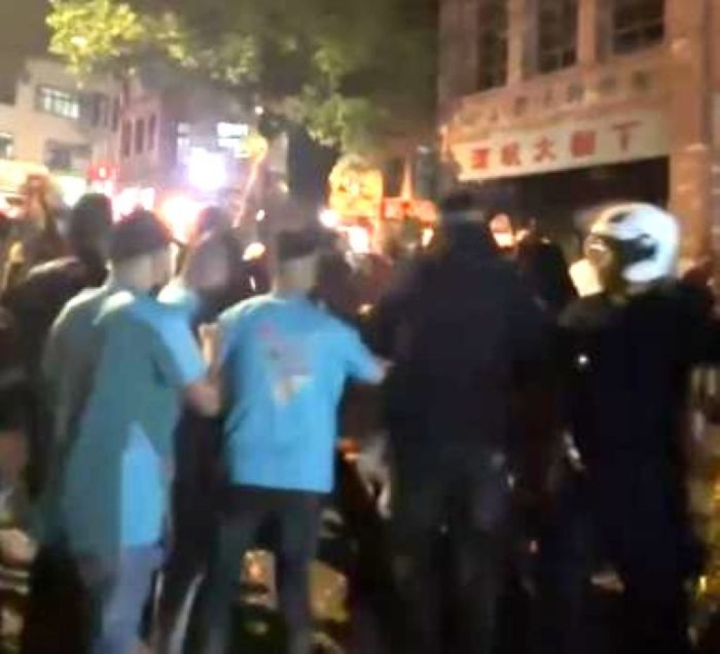 新北市深坑玄天宮遶境活動爆衝突　民眾、廟方互相拉扯