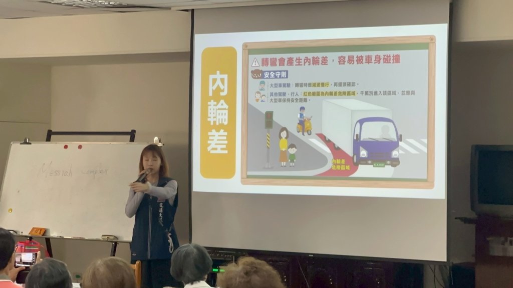 南警前進新營教會關懷長者 強化高齡者交通安全意識 