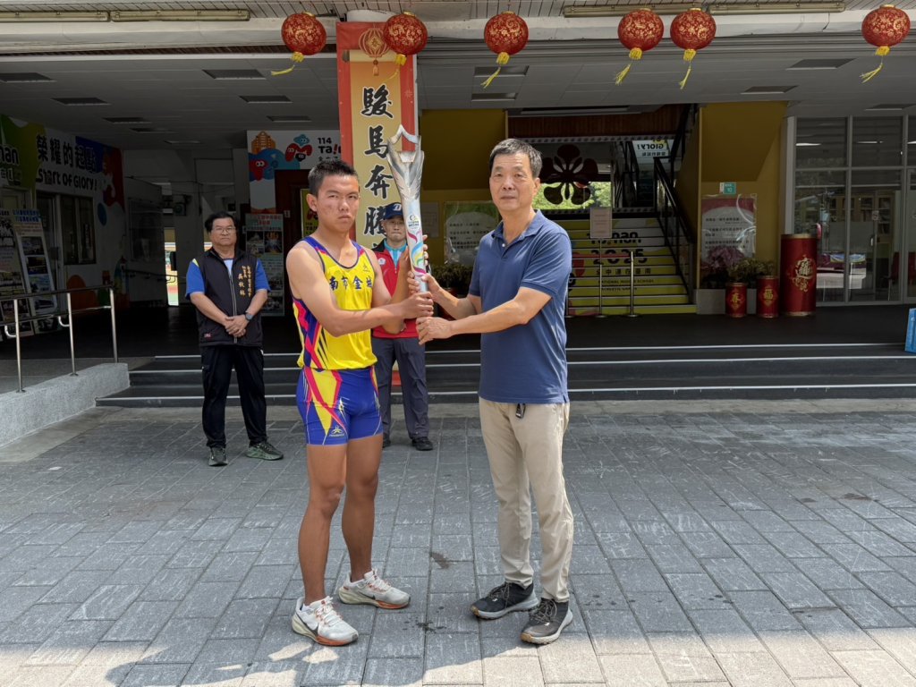 青春接力！臺南聖火隊熱力傳遞 迎接115年全中運