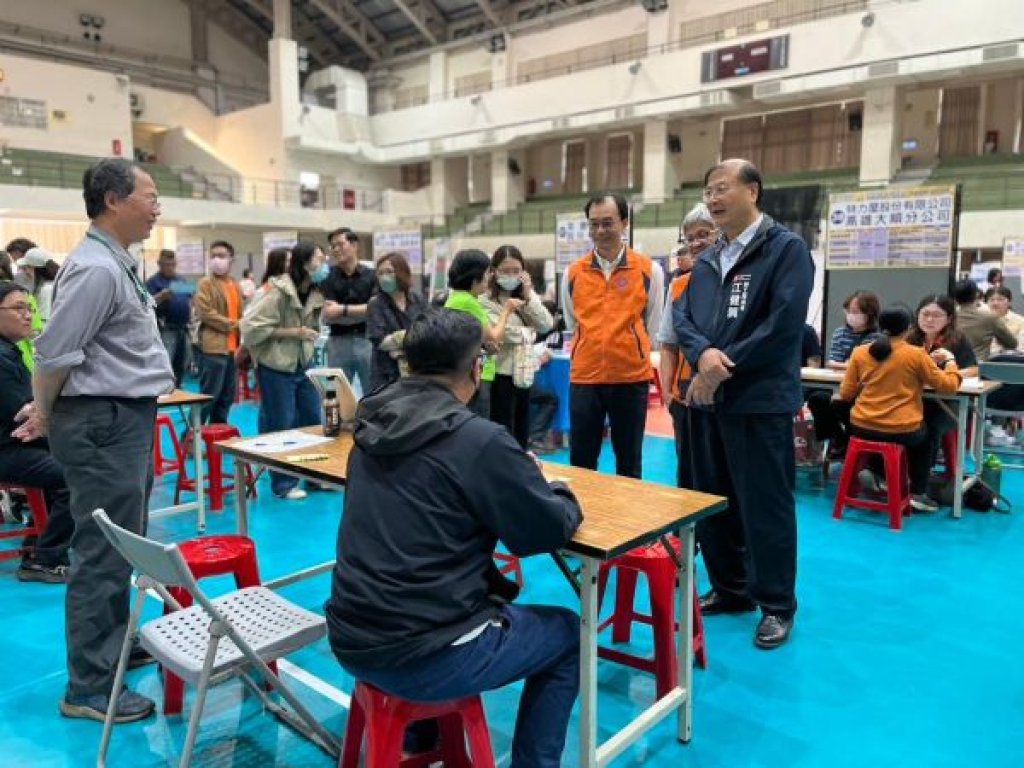  「薪動高雄 職得幸福」勞工局徵才活動貼心提供履歷健檢增進求職自信