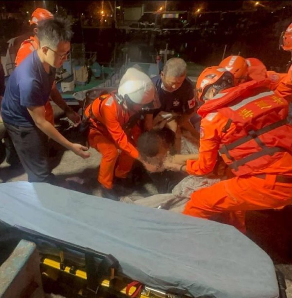 蚵子寮夜落水驚魂 海巡火速前往救援