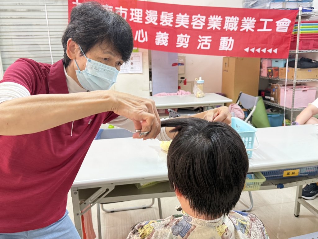 台南市勞工局攜手工會義剪 專業傳愛助身障院生展自信