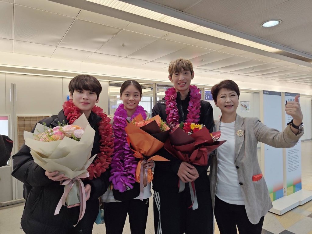 「跆拳道甜心」王婕菱與台南小將歐陸奪金摘銀凱旋 陳亭妃親赴桃機驚喜接機