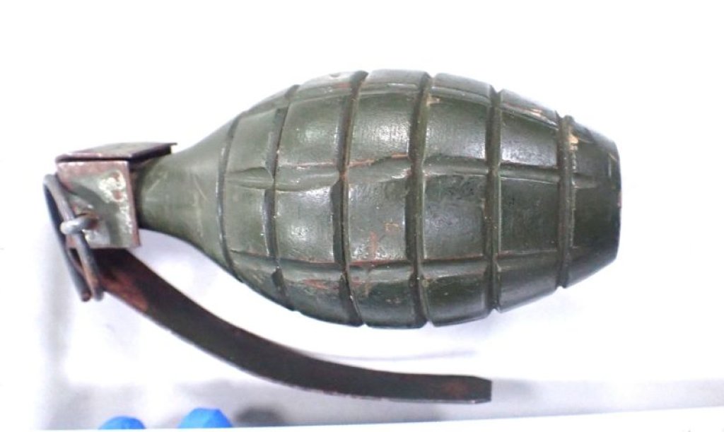 新店安康路二段深夜發現塑膠製「手榴彈」幾可亂真嚇壞民眾　