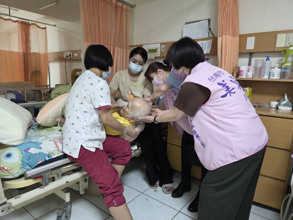 春暖義剪送祝福 勞工局志工用專業為院生與長者帶來暖心