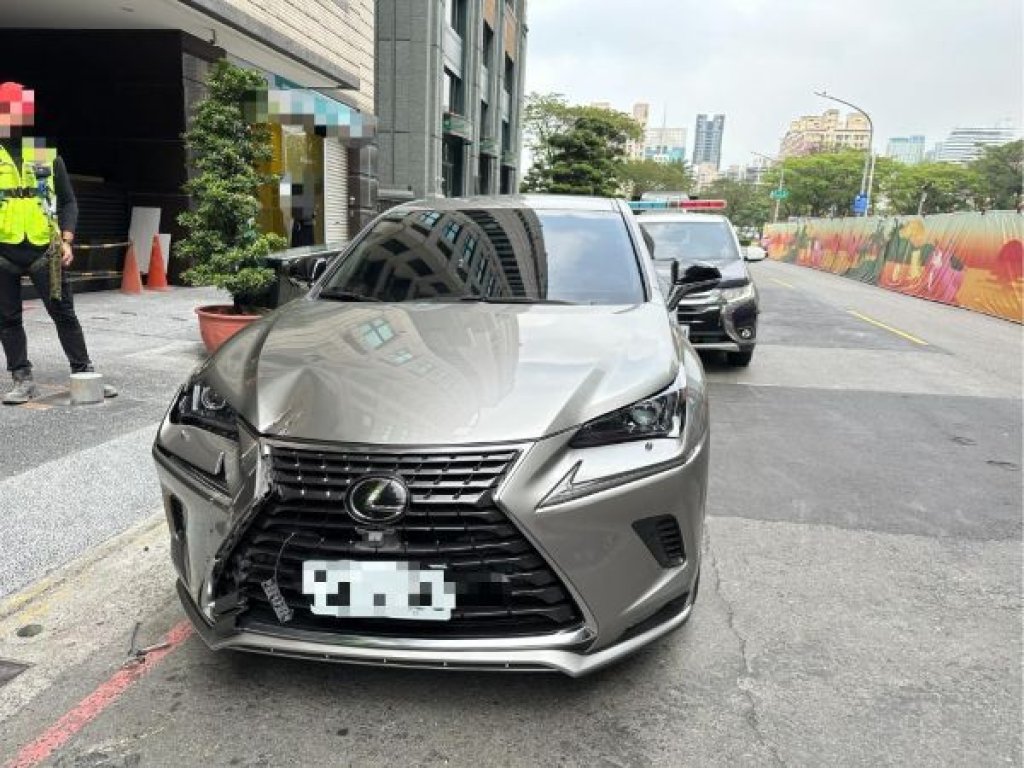 神農路富邦BOT建案工地鋼筋掉落損2汽車3機車