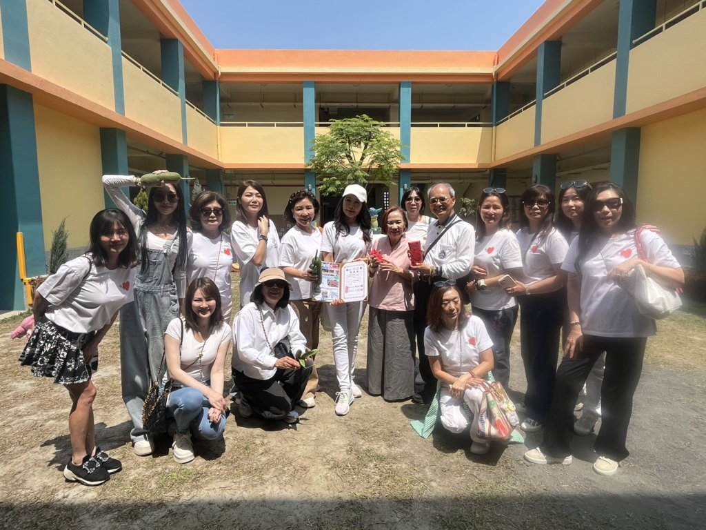 前藝人張瓊玲創辦的「玲瓏心慈善會」南下關心鴻仁幼兒園並致贈加菜金