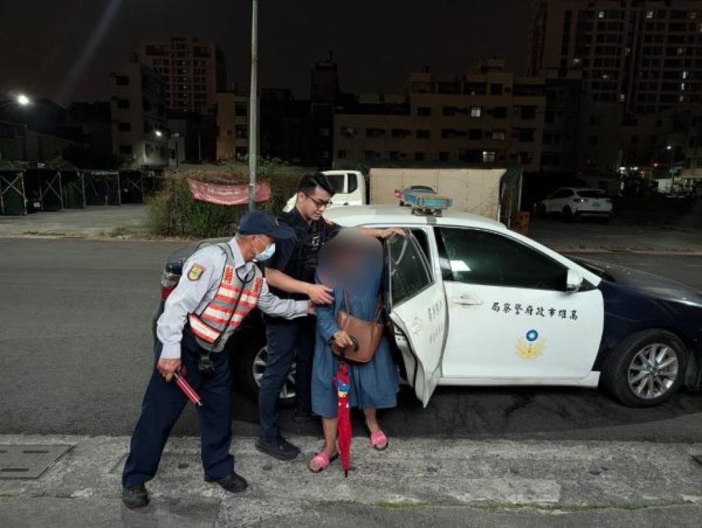  小港警深夜守護迷途婦人