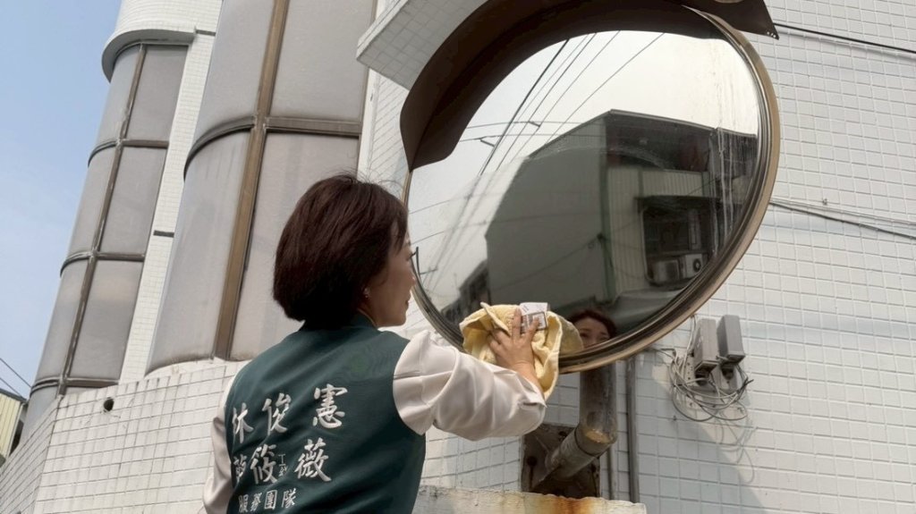 社區擦亮世界角落 市議員蔡筱薇攜手成功青商會到大智里擦拭反光鏡