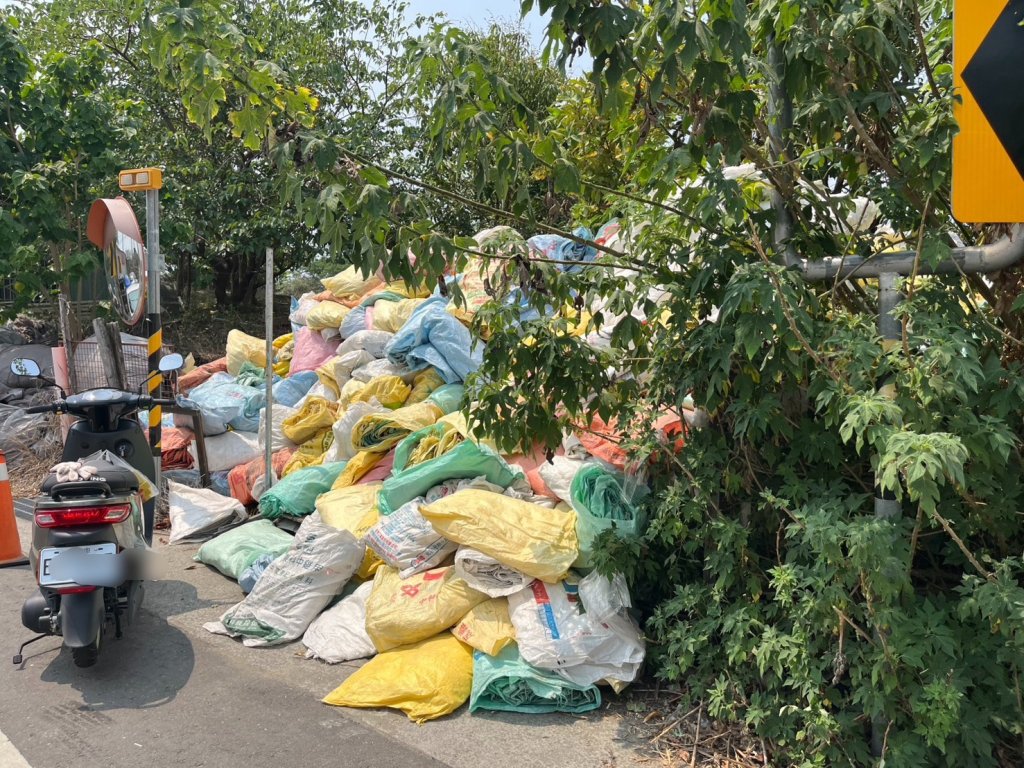 南山公墓查獲棄置廢棄物 民政局將依法查辦