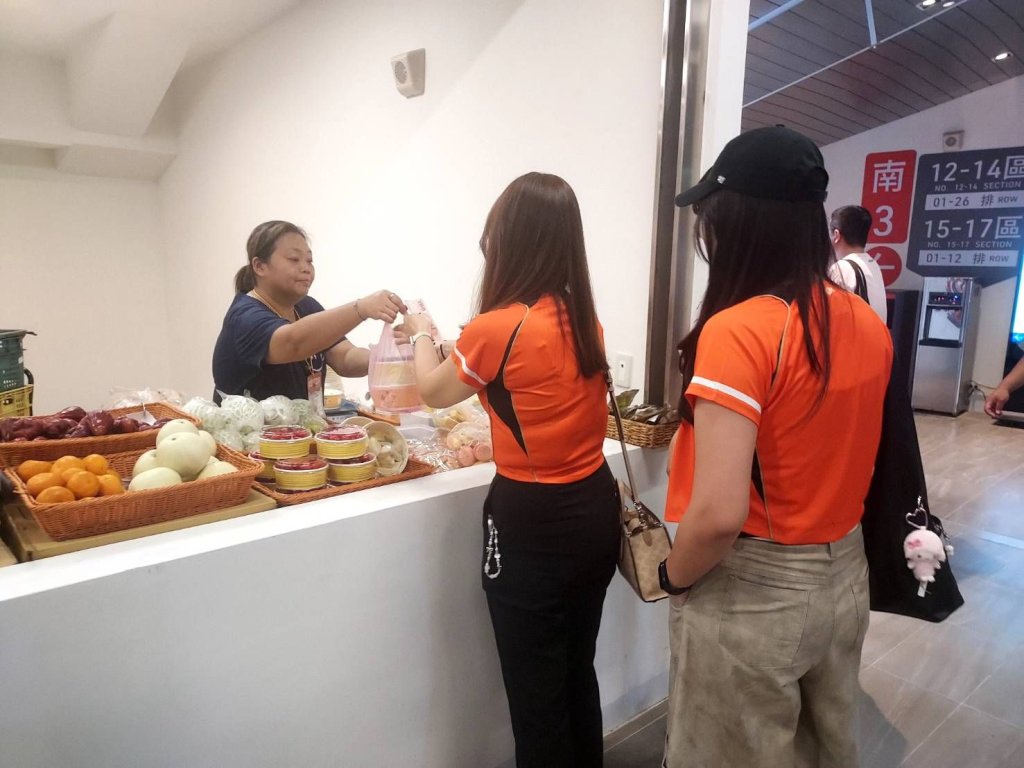 臺南亞太國際棒球訓練中心開幕戰登場 農業局攜手農會與青農 推廣在地農漁特產