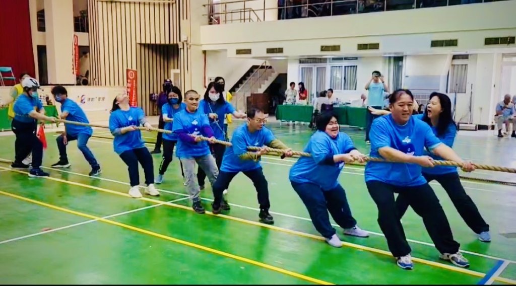 樂活基金會「樂活島」智青勇奪扶輪盃拔河賽總冠軍