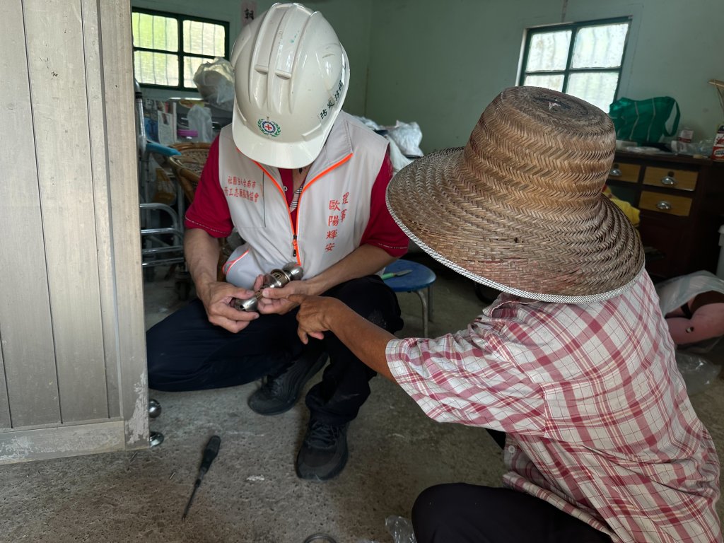 做工行善團志工關廟義助修繕 巧遇獨居婦人向志工求助更換喇叭鎖 婦人感恩在心頭