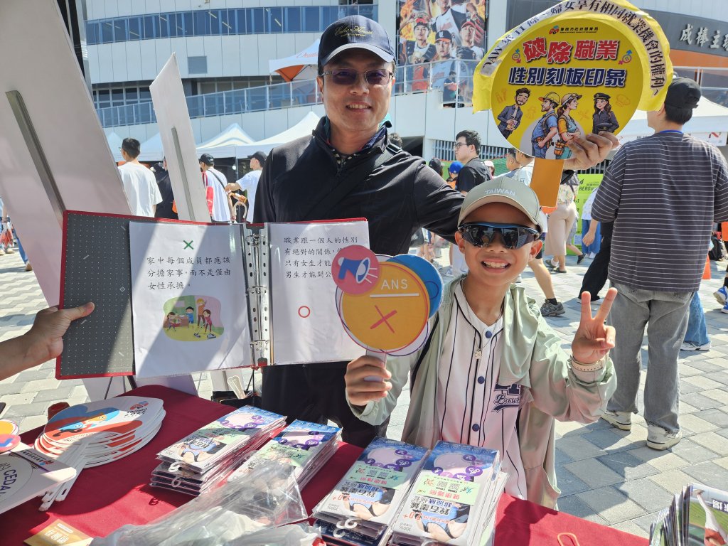 南市府結合亞太成棒主球場中職開幕賽 辦理「專業倫理 誠信觀念」宣導活動