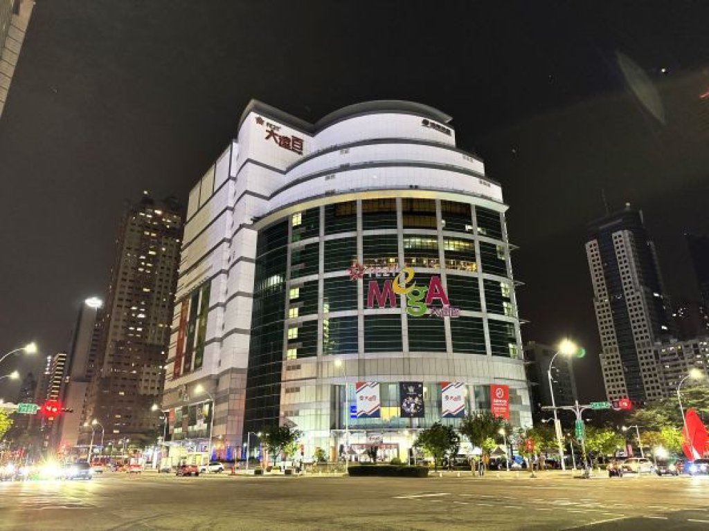 大遠百連續第8年響應關燈一小時 推動「微光擊掌」系列行動  用行動減碳愛地球 凝聚城市環保力量