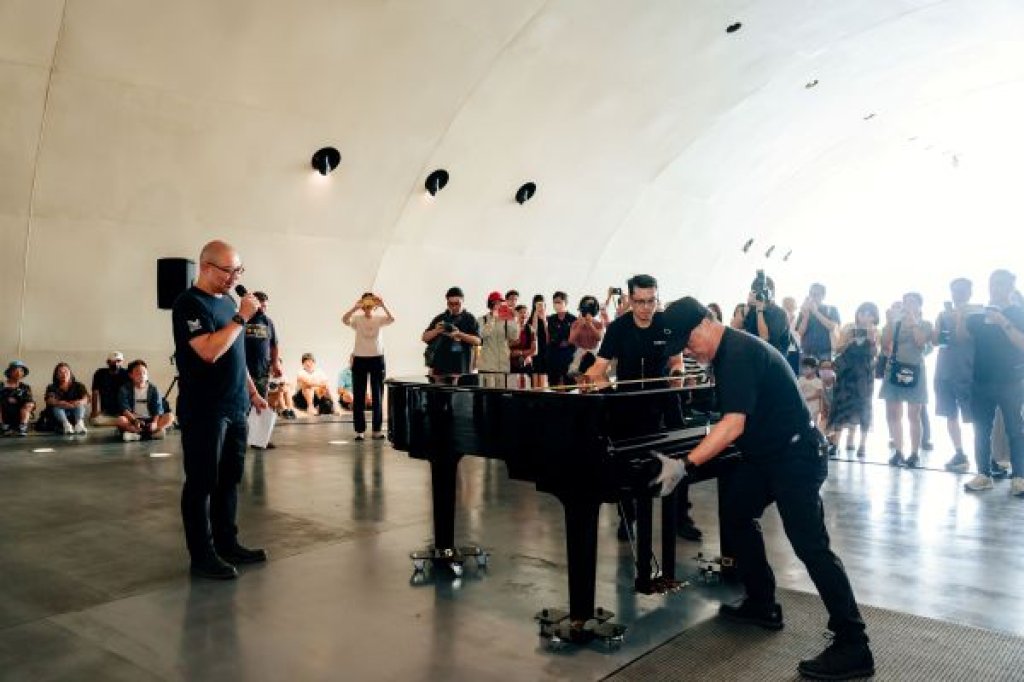 2,555個日子的溫暖陪伴 衛武營新舊公共鋼琴交接 攜手瑞儀光電  續譜榕樹下動人新樂章