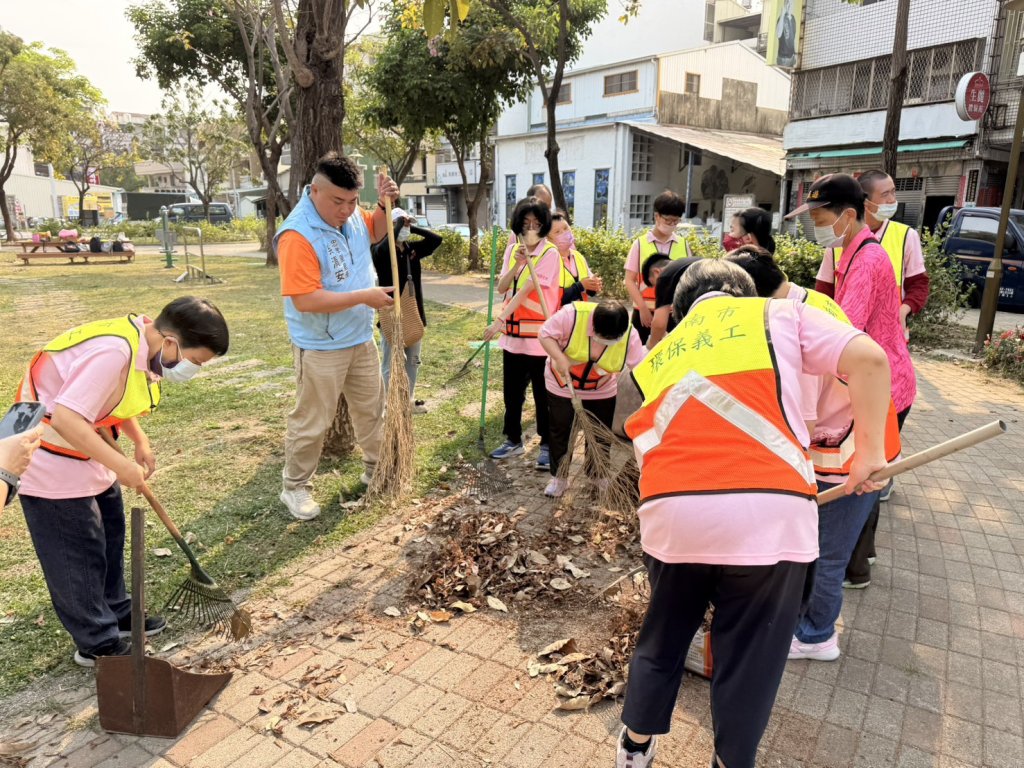東區忠孝里志工團攜手伊甸基金會香柏樹智青 共同打掃公園清除登革熱孳生源