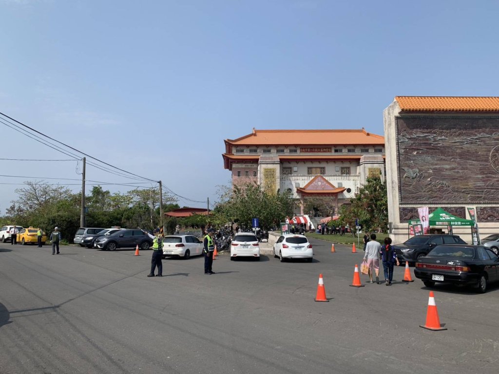 清明節前後掃墓 南警交通大隊嚴陣以待 也服務民眾讓交通順暢