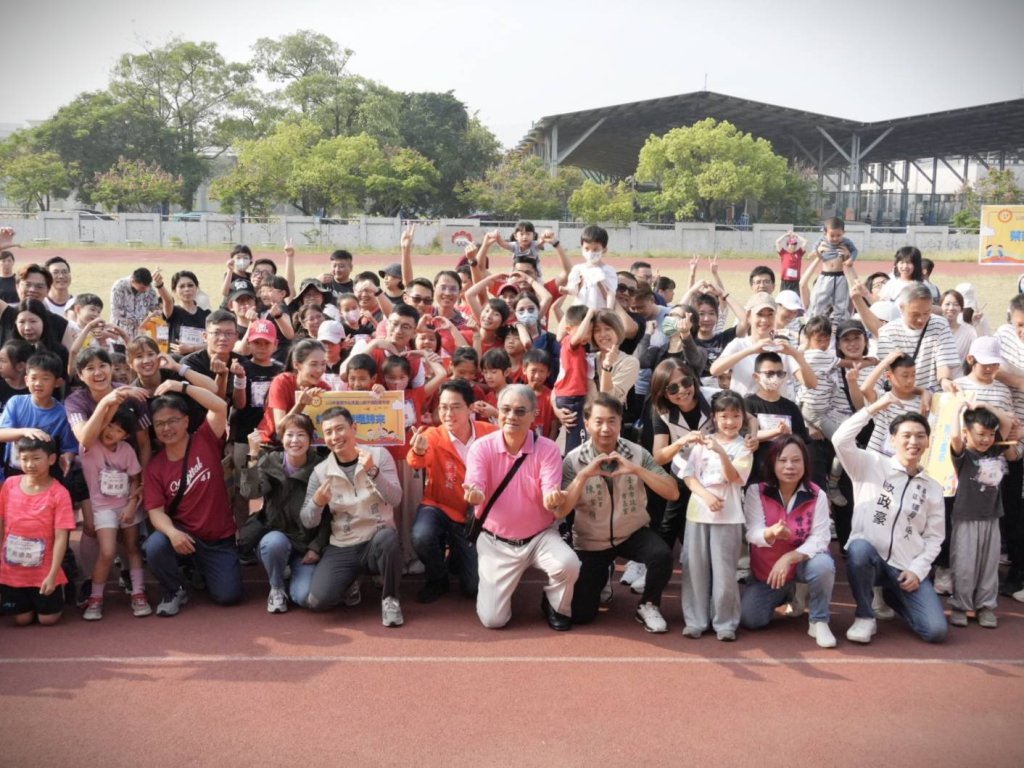 恐龍熱舞嗨翻全場   最萌親子運動會歡樂登場