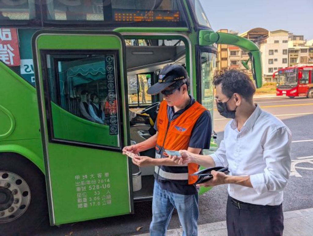   高雄市區監理所清明連假前夕前往建國路客運站關心疏運安全整備