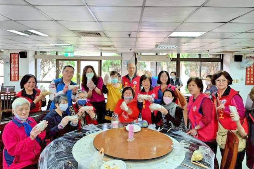 結合傳統文化與生活照顧　八德榮家攜手榮欣志工陪伴長輩動手製作清明應景美食潤餅共享春日好食光