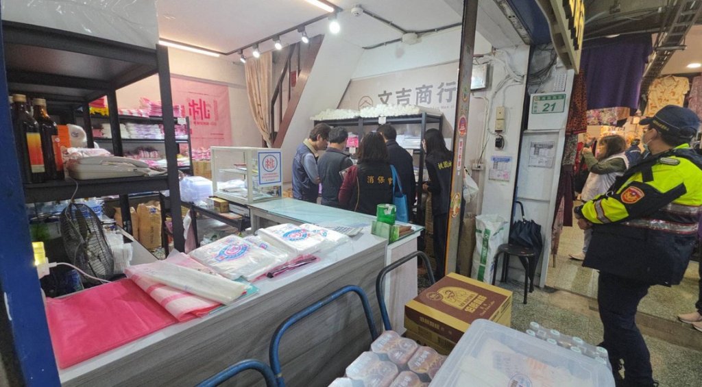 桃市府辦理清明節假期塑膠袋聯合稽查 嚴防囤積與哄抬行為