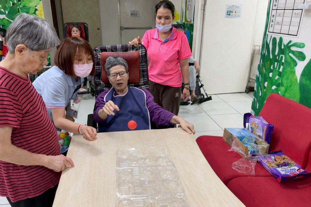 從簡單遊戲到溫柔陪伴 永春護理之家以互動活動幫長輩過兒童節