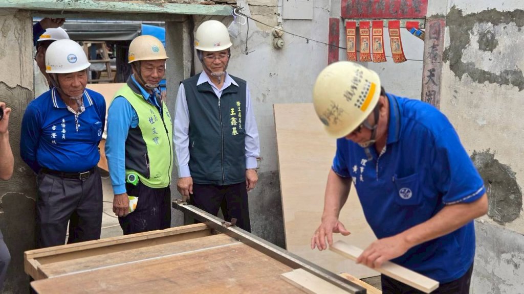 台南市勞工局做工行善團 清明連假不打烊 志工修繕助弱勢