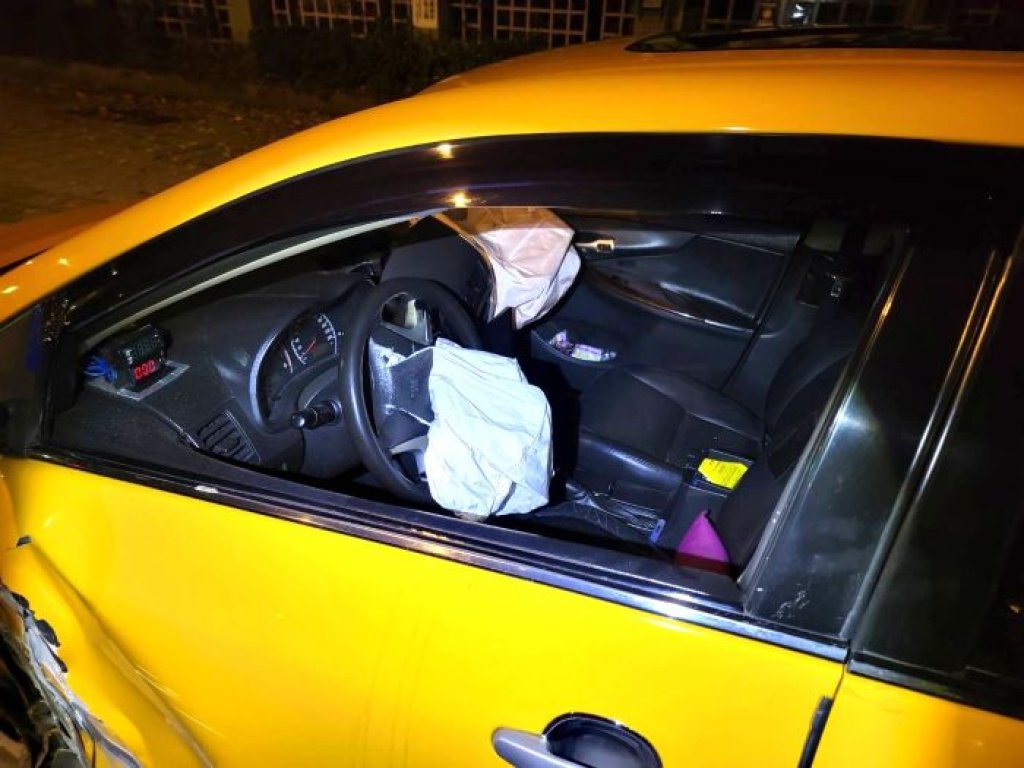 板橋區華翠大橋往北市方向　駕駛人疑因精神不濟自撞護欄