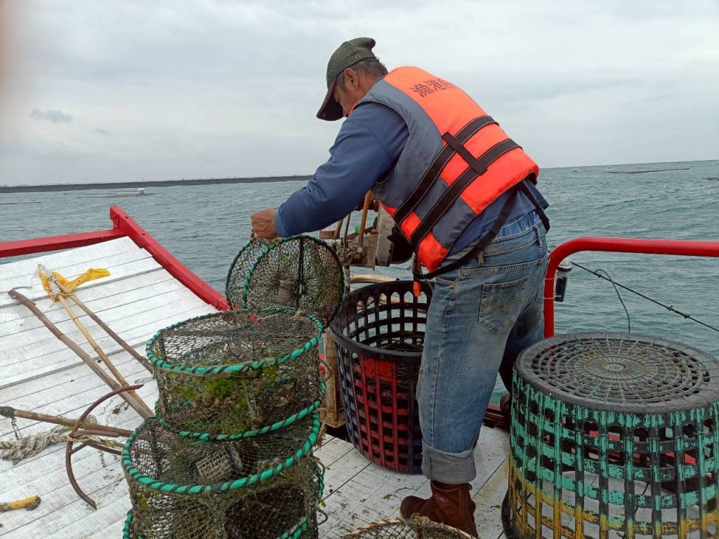 連假不打烊 台南海域取締非法漁業扣留漁具招領