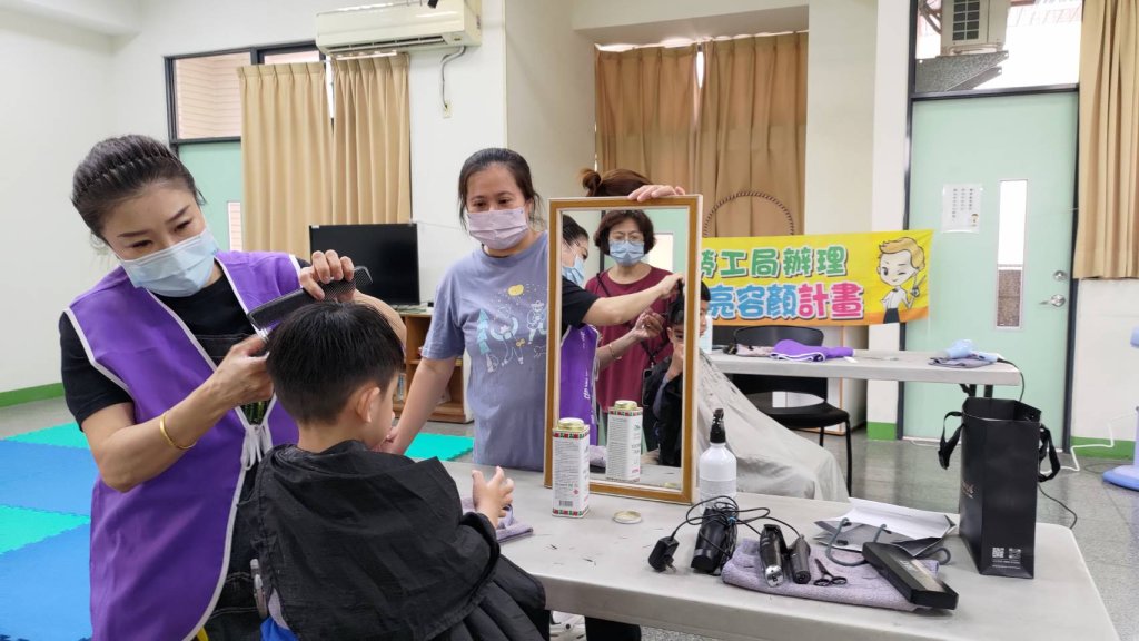 剪出自信笑容 義剪志工走進啟聰學校傳遞溫暖