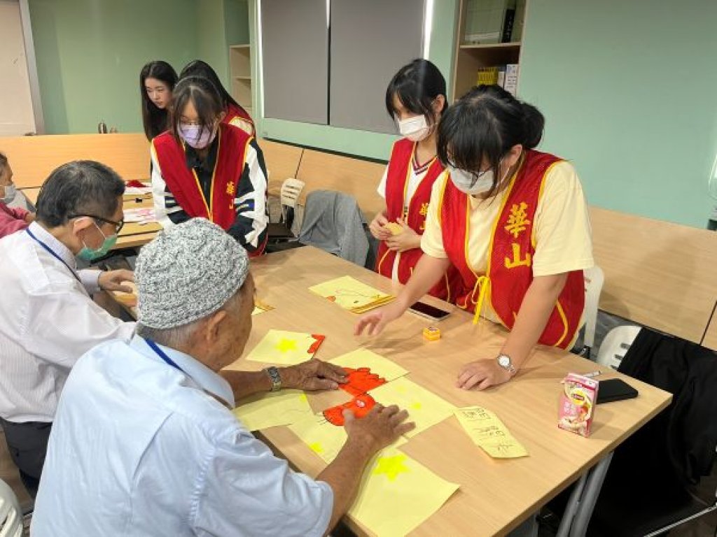 文山高中陪伴華山孤老 世代共融闖關趣