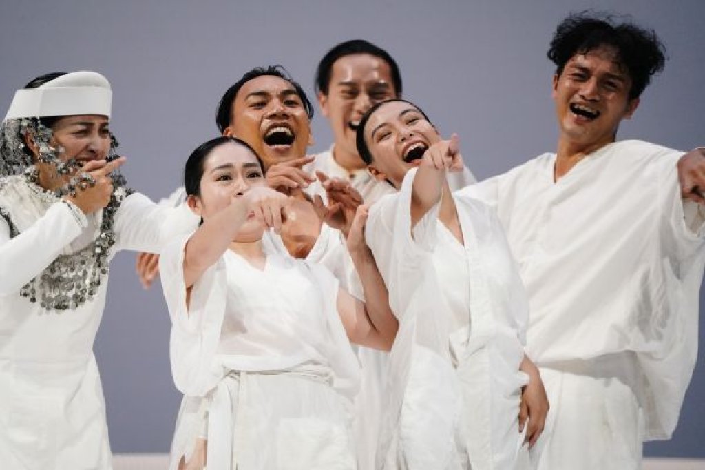 當蕭邦遇上排灣古謠！衛武營《排彎動物園》打造純白烏托邦 邀您轉個  「彎」撕下社會標籤