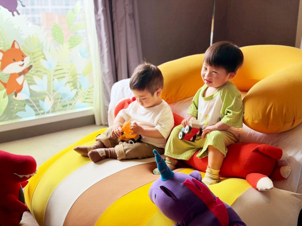 來趟城市中身心放鬆的微旅行！　新竹老爺攜手懶骨頭品牌Yogibo打造「森林小聚」限量親子房療癒空間