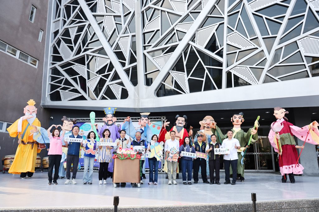 大仙神偶踩街庄頭沸騰 2026台江文化季慶開幕 黃偉哲與民眾同歡