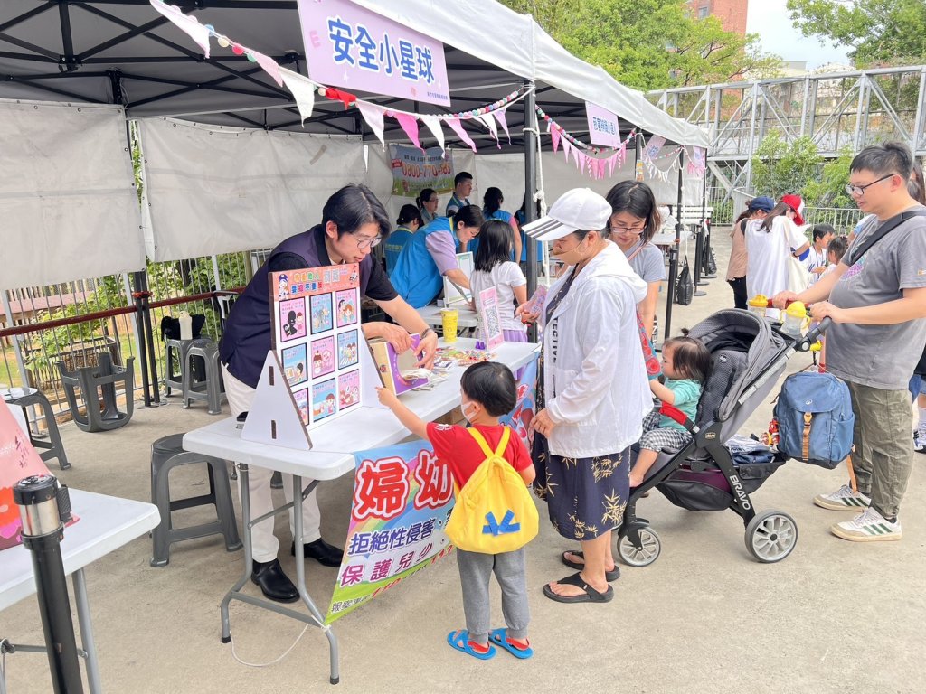 以「遊戲中學安全」主軸　竹市警察局婦幼隊透過安全童樂首部曲九宮格趣味互動遊戲推廣兒少安全觀念