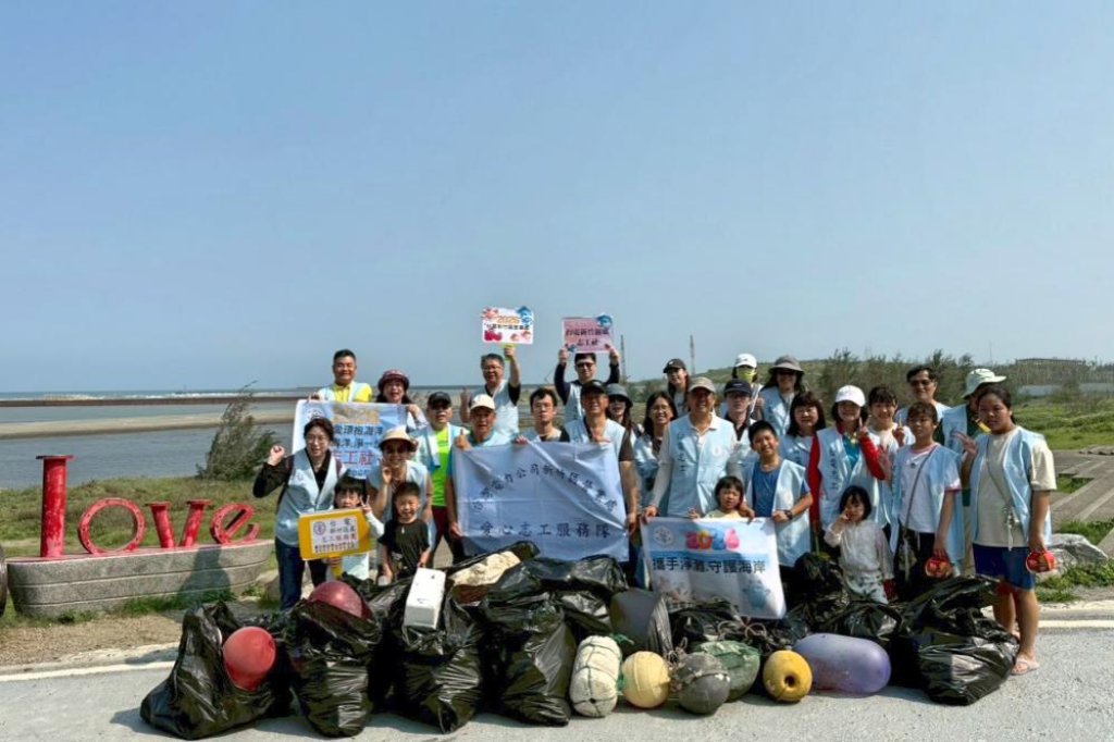 落實企業社會責任響應永續發展　台電新竹處志工服務團隊淨灘手護美麗海洋共清理約200公斤海廢垃圾